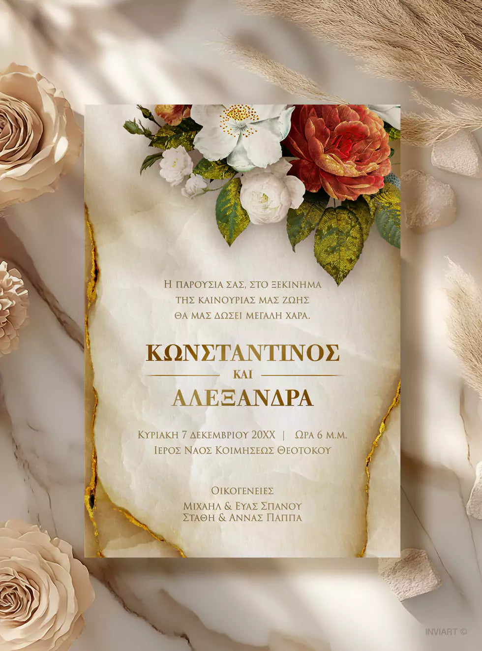 Πρόσκληση γάμου με μαρμάρινη υφή και λουλούδια σε λευκό και μπορντώ